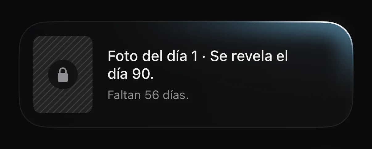 Tarjeta de la app: «Foto del día 1 · Se revela el día 90. Faltan 21 días.», con un candado.