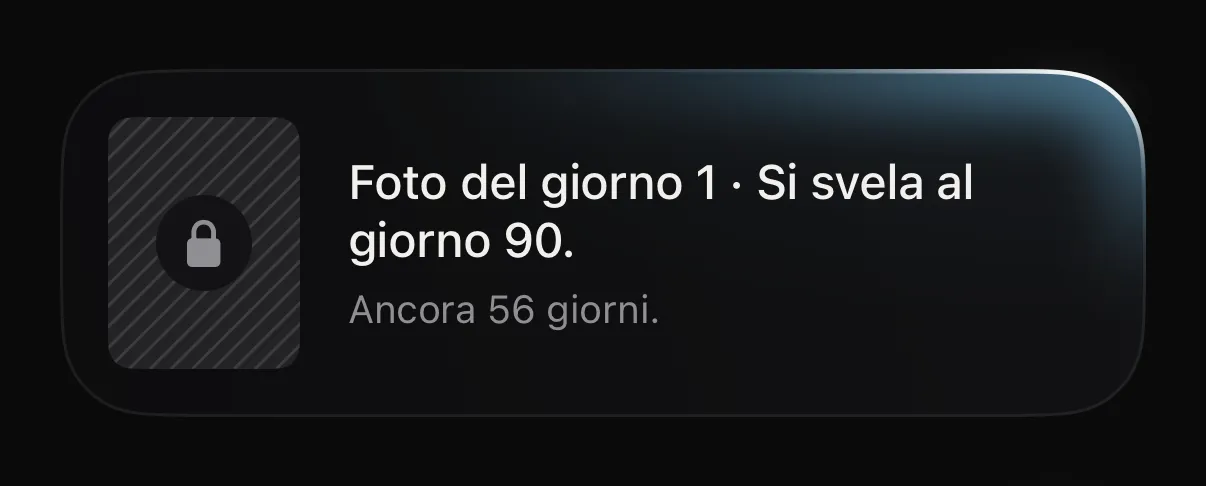 Scheda dell’app: «Foto del giorno 1 · Si svela al giorno 90. Ancora 21 giorni.», con un lucchetto.